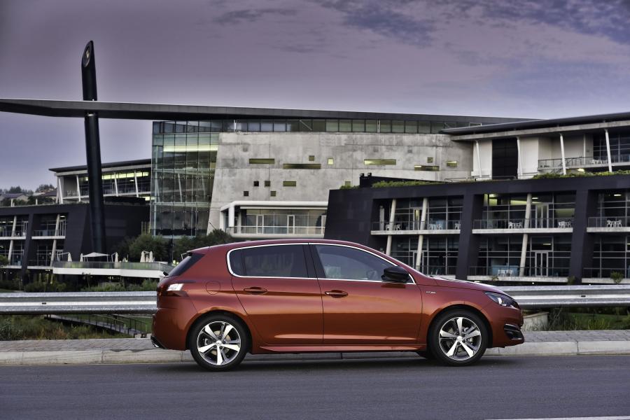  Peugeot 308 GT Line 2015 года  (ZA) (фото 17 из 27)